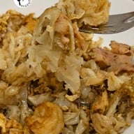 เมนูของร้าน ก๋วยเตี๋ยวคั่วไก่เจ๊ฮ้ง ตลาดวรจักร