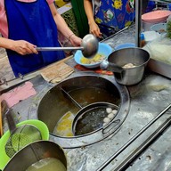 บรรยากาศ ก๋วยเตี๋ยวเกี๊ยวกุ้งเจ๊หุย วงเวียนใหญ่