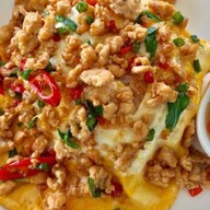 กะเพราเด็กหอ และหมูกรอบ