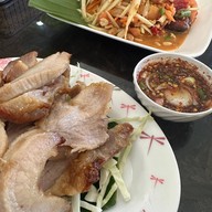 ส้มตำนัวร์จ๊าด (ตึกก่อนถึงแยกกวงฮั้ว) ระยอง