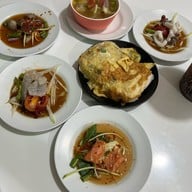 เมนูของร้าน ขวัญใจ ยำมะม่วงปูม้า ตลาดสดโต้รุ่งทวีผล ศูนย์การค้าวรรัตน์