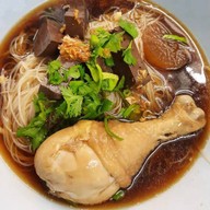 ก๋วยเตี๋ยวลูกชิ้นเนื้อแชมป์ และ ลูกชิ้นหมูฮั้งเพ้ง    (หอเมืองเดช) ในหอเมืองเดช