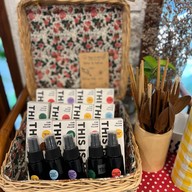 Billybillies Cafe and  Workshop Studio บีทีเอส แบริ่ง