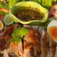 ร้านผู้ชายขายข้าว ข้าวหมูย่าง+สามชั้นทอดน้ำปลา
