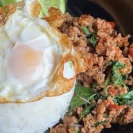 กะเพราซาวสี่สาขา 2 5 แยก สันติธรรม