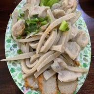 เมนูของร้าน ก๋วยเตี๋ยวปลาย่าลี