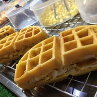 วาฟเฟิลใส้ทะลัก  ตลาดพูนสิน หน้าเซเว่นพูนสิน