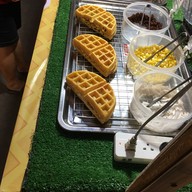 วาฟเฟิลใส้ทะลัก  ตลาดพูนสิน หน้าเซเว่นพูนสิน