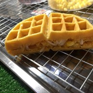 วาฟเฟิลใส้ทะลัก  ตลาดพูนสิน หน้าเซเว่นพูนสิน