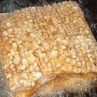 หมูกรอบกะกระเพรา