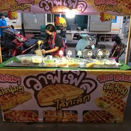 วาฟเฟิลใส้ทะลัก  ตลาดพูนสิน หน้าเซเว่นพูนสิน