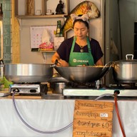 ขาหมูทองพรรณ ถนนประชาอุทิศ