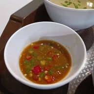 บรรยากาศ ซั่งไห่เสี่ยวหลงเปา(ข้าวมันไก่ซั่งไห่) ติดถนนก่อนถึงตลาดบองมาร์เช่