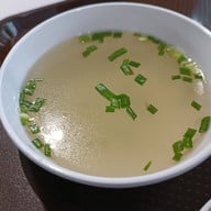 บรรยากาศ ซั่งไห่เสี่ยวหลงเปา(ข้าวมันไก่ซั่งไห่) ติดถนนก่อนถึงตลาดบองมาร์เช่