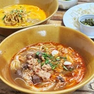 เมนูของร้าน น้ำเงี้ยวป้าสุข ก๋วยเตี๋ยว 12 ปันนา สีลม