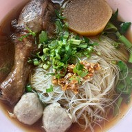 เตี๋ยวเรือเนื้อหอม by สี่บ่าว(ต้นตำรับ)ฮาลาล ตรงข้ามลานจอดรถบิ๊กซีคลองแห