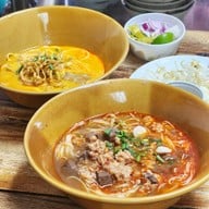 เมนูของร้าน น้ำเงี้ยวป้าสุข ก๋วยเตี๋ยว 12 ปันนา สีลม
