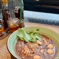 เมนูของร้าน ก๋วยเตี๋ยวหมี่ขิด สาขาตรงข้ามพิพิธภัณฑ์อุดร