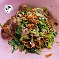 เมนูของร้าน ก๋วยเตี๋ยวไก่มะระป้าดำ ท่าดินแดง