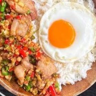 กะเพราเด็กหอ และหมูกรอบ