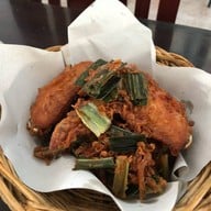 ร้านป้าซิ้วส้มตำ-ยำปูเย็น แหลมฉบัง