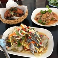 ร้านป้าซิ้วส้มตำ-ยำปูเย็น แหลมฉบัง