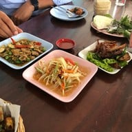 ร้านป้าซิ้วส้มตำ-ยำปูเย็น แหลมฉบัง