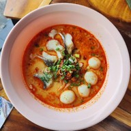 ก๋วยเตี๋ยวลูกชิ้นหมูฮีโร่ ปากซอยลาดพร้าว วังหิน 52
