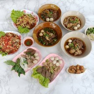 เมนูของร้าน กัสกัสลูกชิ้นทอดผักสด