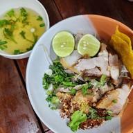 เมนูของร้าน เฮียบ้วยก๋วยเตี๋ยวโบราณ ซอยโปโล