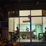 บรรยากาศ ปาท่องโก๋ตีลังกางาดำ ถนนหลังศูนย์ราชการ