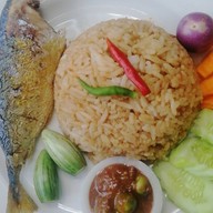 ข้าวคลุกน้ำพริก ครัวคุณย่า