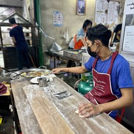 โกฤทธิ์เก้าอี้แดง