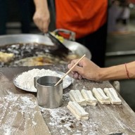 โกฤทธิ์เก้าอี้แดง