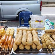 ร้านการ์ตูนปลาเส้นทอดและขนม