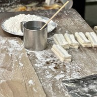 โกฤทธิ์เก้าอี้แดง