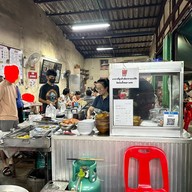 โกฤทธิ์เก้าอี้แดง