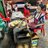 โกฤทธิ์เก้าอี้แดง