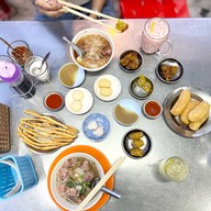 โกฤทธิ์เก้าอี้แดง