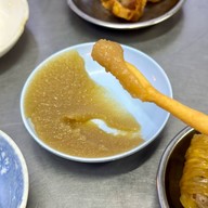 โกฤทธิ์เก้าอี้แดง