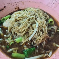 เมนูของร้าน ก๋วยเตี๋ยวเรือลุงชลอ ตลาดเขมา ตลาดศรีเขมา