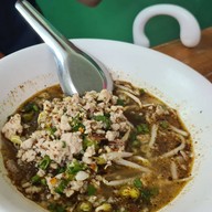 เมนูของร้าน ก๋วยเตี๋ยวเรือลุงชลอ ตลาดเขมา ตลาดศรีเขมา