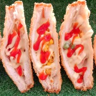 แซนวิชทอดใส้ทะลัก by wong wong ตลาดโพธิ์ศรี