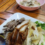 เมนูของร้าน ข้าวมันไก่ข้างศาลปู่ดำ(ข้าวมันไก่แป๊ะหนึ่ง)