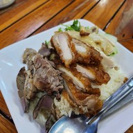 เมนูของร้าน ข้าวมันไก่ข้างศาลปู่ดำ(ข้าวมันไก่แป๊ะหนึ่ง)