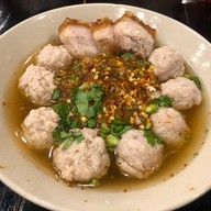 หมูตั่วเฮีย โครงการสวนหลวงสแควร์