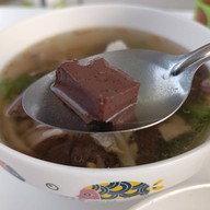 เมนูของร้าน เฮียติ๊ก บะหมี่เกี๊ยว หมูกรอบ ต้มเลือดหมู