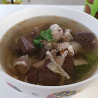 เมนูของร้าน เฮียติ๊ก บะหมี่เกี๊ยว หมูกรอบ ต้มเลือดหมู