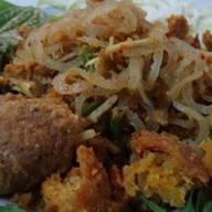ยำแหนมข้าวทอด ร้านลอยสมุนไพร วุฒากาศ