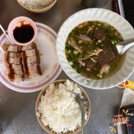 เมนูของร้าน ต้มเลือดหมูศาลเจ้าพ่อเสือ